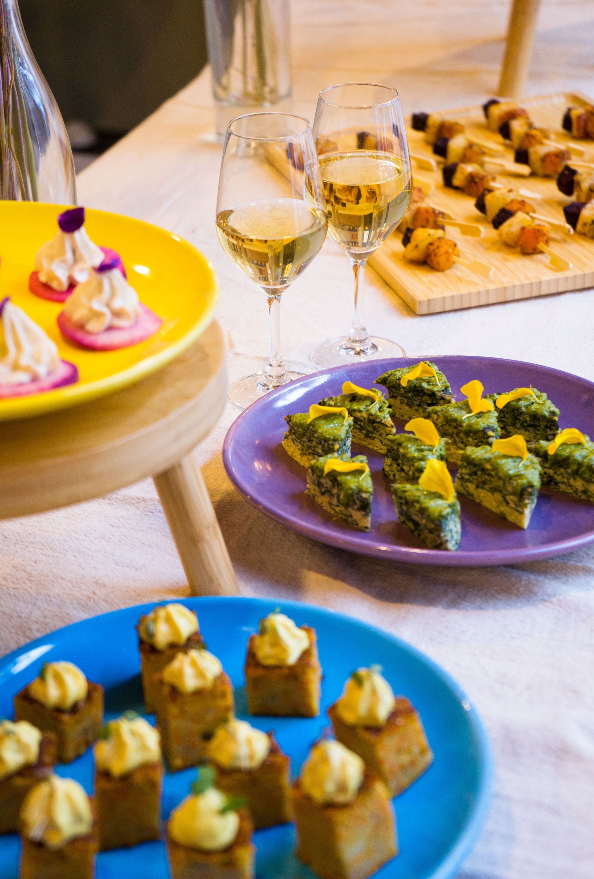 Plateaux de petits fours et boissons sur une table, proposant une sélection variée pour traiteur buffet à Paris.