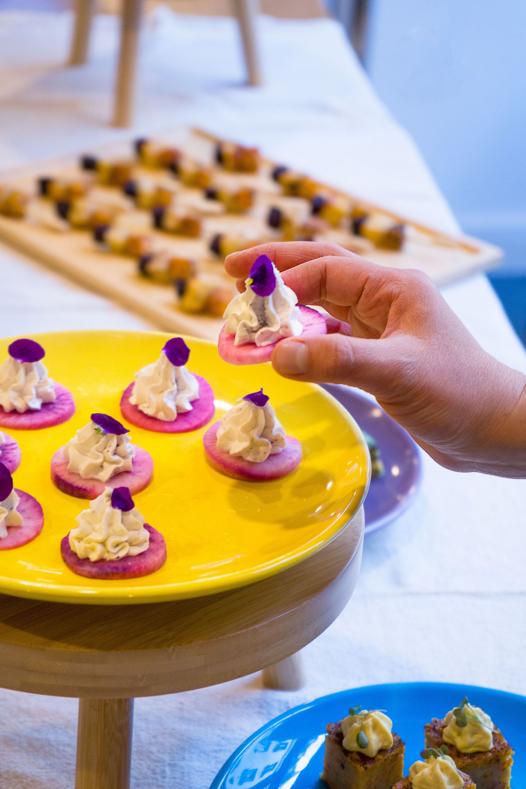 Petites bouchées végétariennes colorées présentées sur un plateau, idéales pour un traiteur buffet paris ou entreprise.