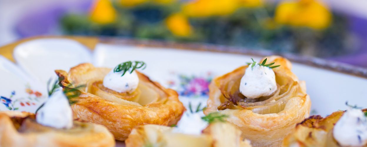 Petites bouchées feuilletées garnies de crème et d'herbes fraîches dans un restaurant healthy à Paris.