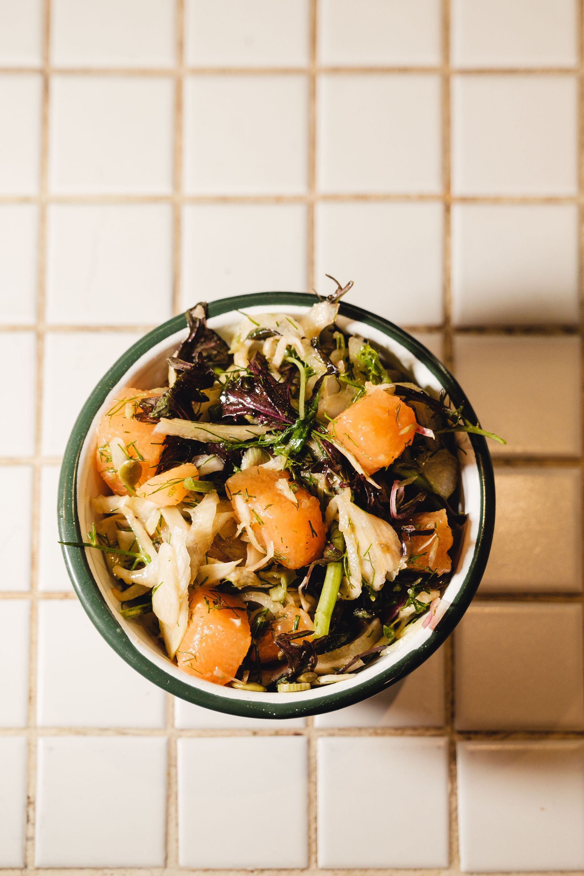 Salade saine et colorée dans un bol, composée de légumes frais et de feuilles vertes au restaurant MÛRE.
