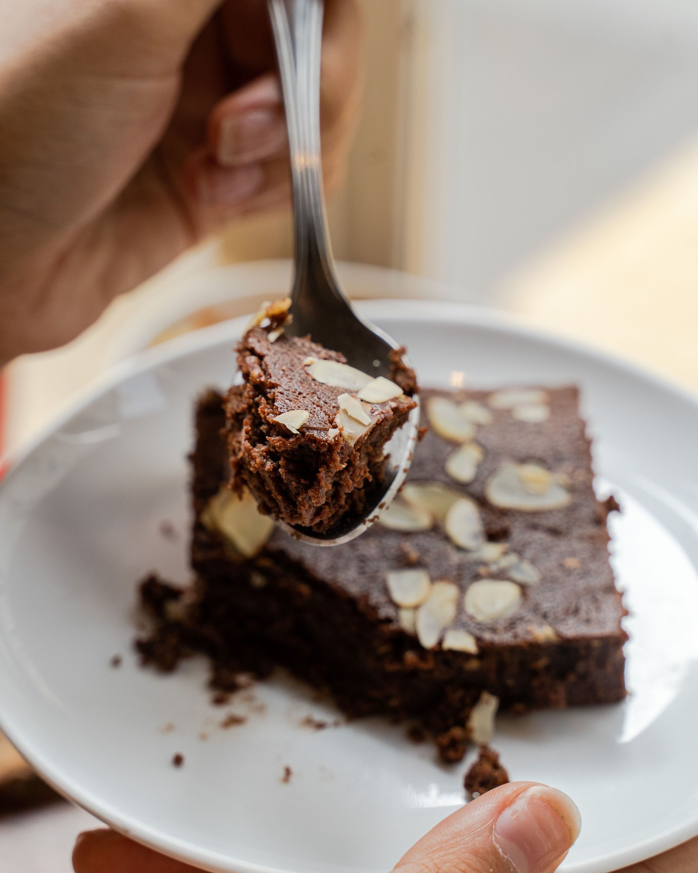 Gâteau au chocolat bio avec des amandes effilées, servi dans un restaurant bio à emporter à Paris.